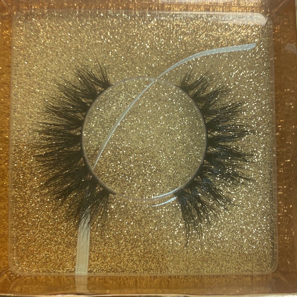 Lashes - Picture 11 of 12